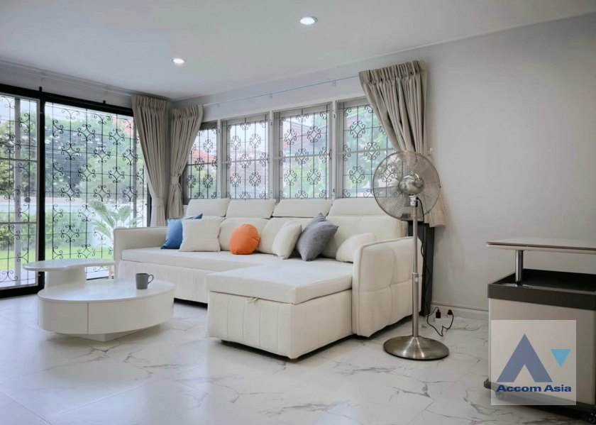 unitPet friendly |  4 Bedrooms  House For Rent & Sale in Pattanakarn, Bangkok  (AA44743)