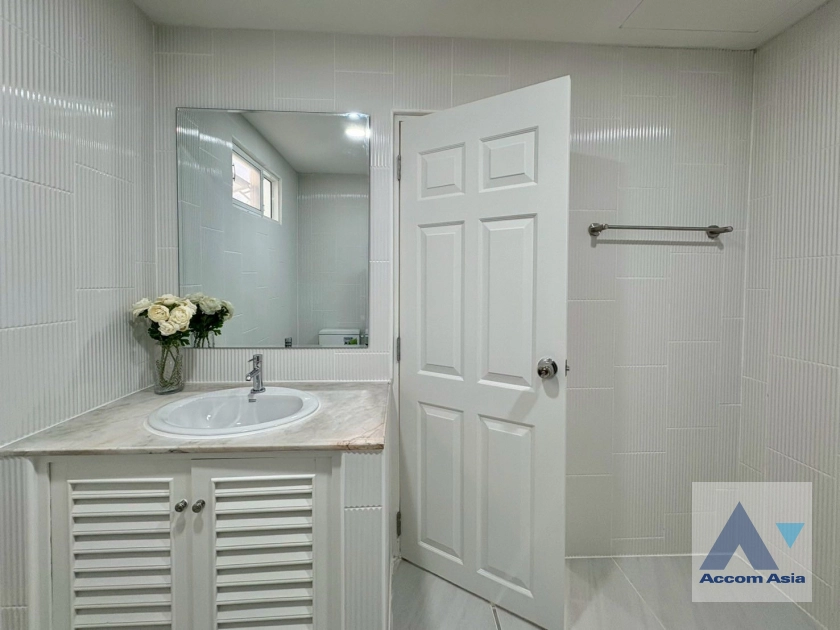 21  5 br House for rent and sale in Lat Phrao ,Bangkok  AA44771