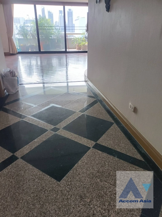 4  3 br Condominium For Sale in Ploenchit ,Bangkok BTS Chitlom at Somkid Gardens AA44775