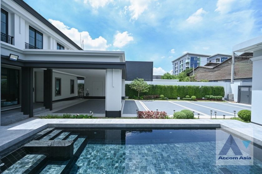 unit 4 Bedrooms  House For Rent & Sale in Samutprakan, Samutprakan  (AA44776)