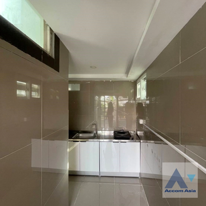 unit 3 Bedrooms  Townhouse For Rent & Sale in Sukhumvit, Bangkok  near BTS Phra khanong (AA44796)