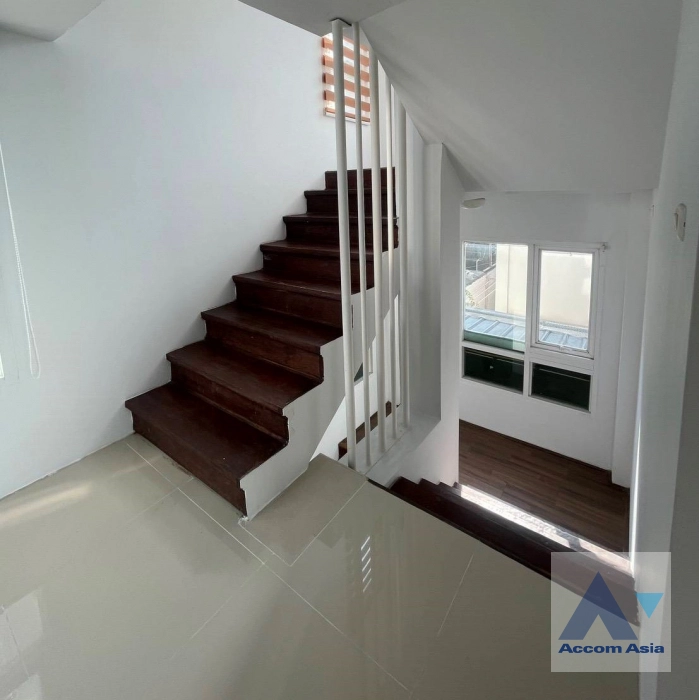 unit 3 Bedrooms  Townhouse For Rent & Sale in Sukhumvit, Bangkok  near BTS Phra khanong (AA44796)