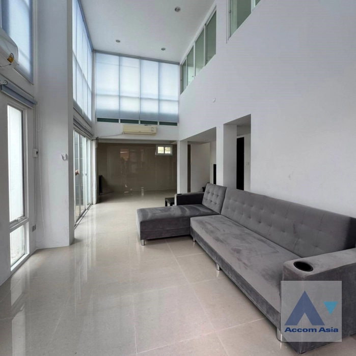 unit 6 Bedrooms  Townhouse For Rent & Sale in Sukhumvit, Bangkok  near BTS Phra khanong (AA44798)