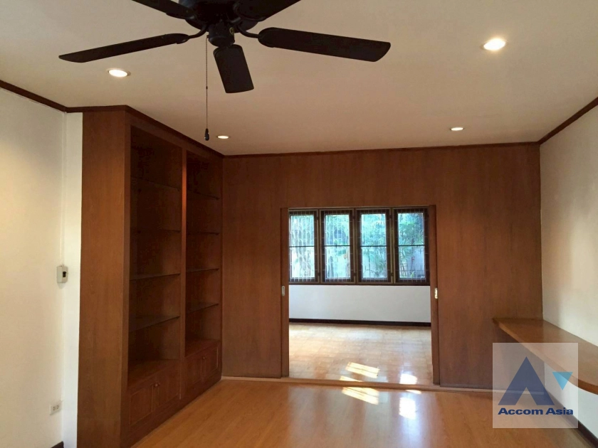 unit 3 Bedrooms  House For Rent & Sale in Sukhumvit, Bangkok  near BTS Thong Lo (AA44804)