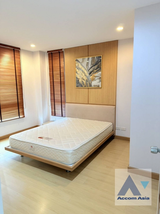 unit 2 Bedrooms  Condominium For Rent & Sale in Sukhumvit, Bangkok  near BTS Ekkamai (25904)