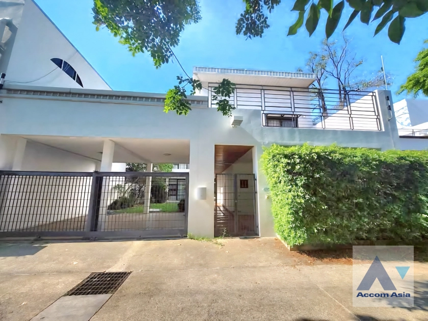 unitPartly Furnished, Huge Terrace, Pet friendly |  4 Bedrooms  House For Rent & Sale in Sukhumvit, Bangkok  near BTS Ekkamai (AA44829)