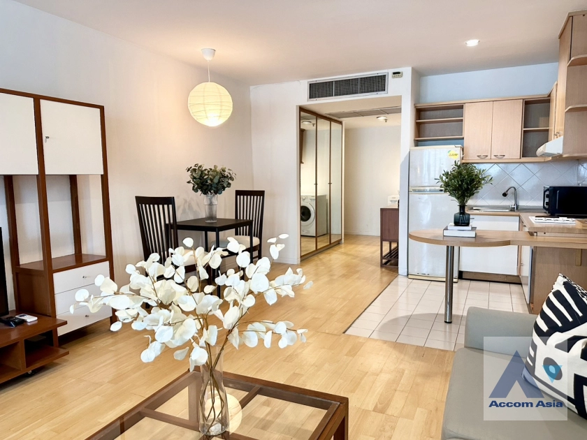 unit 1 Bedroom  Condominium For Rent & Sale in Ploenchit, Bangkok  near BTS Ratchadamri (AA44850)