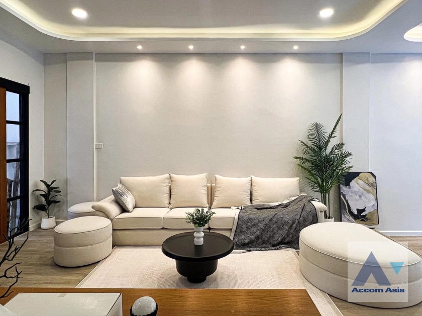 unitHome Office |  6 Bedrooms  Townhouse For Rent in Sukhumvit, Bangkok  near BTS Phra khanong (AA44856)