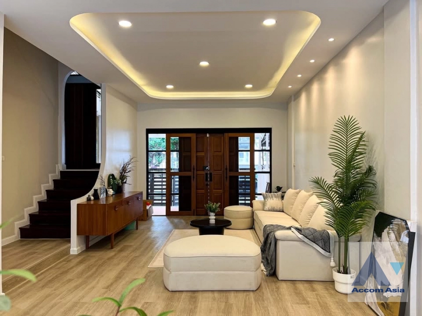 unitHome Office |  6 Bedrooms  Townhouse For Rent in Sukhumvit, Bangkok  near BTS Phra khanong (AA44856)