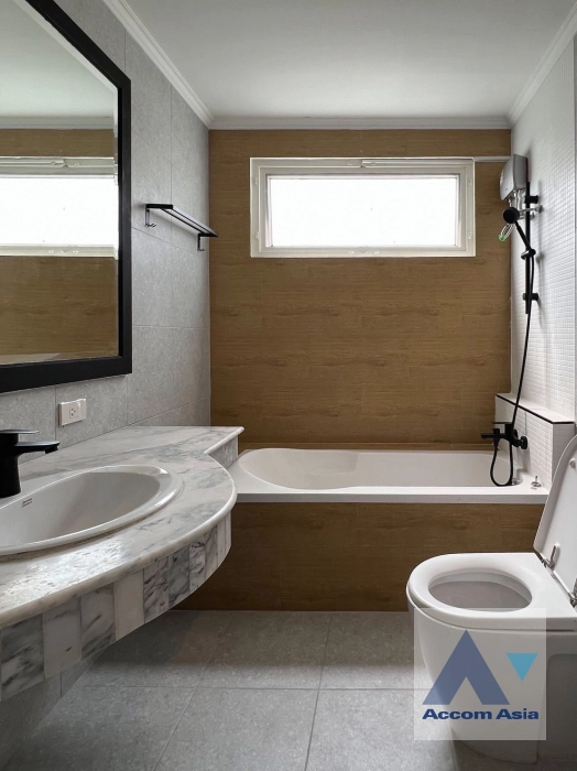 12  6 br Townhouse For Rent in Sukhumvit ,Bangkok BTS Phra khanong AA44856