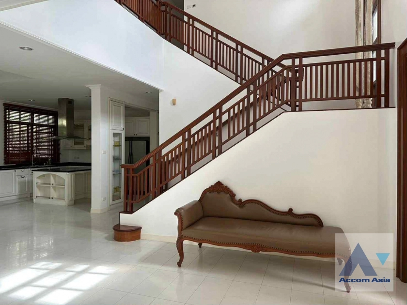 unit 5 Bedrooms  House For Rent in Pattanakarn, Bangkok  (AA44897)