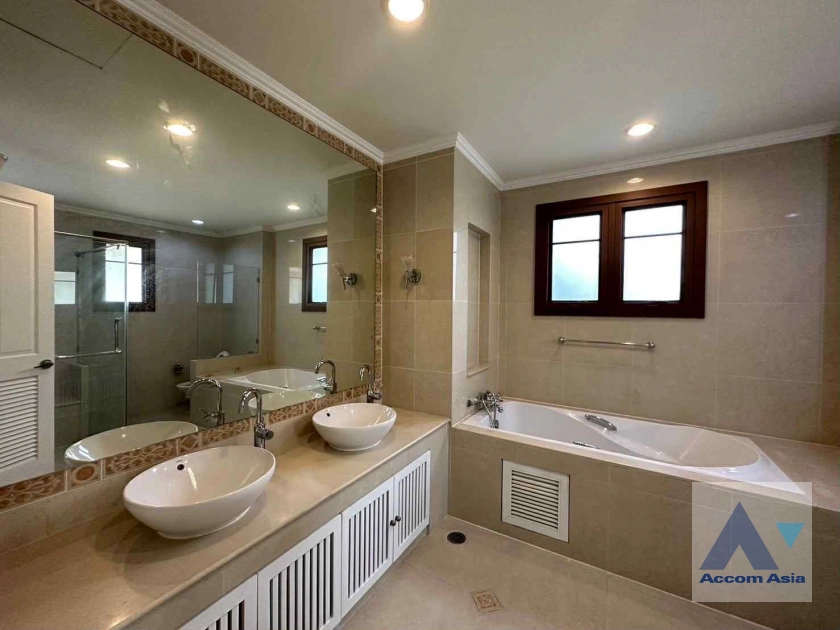 12  5 br House For Rent in Pattanakarn ,Bangkok  at Peaceful compound AA44897