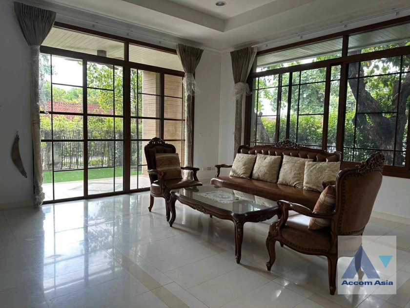 unit 5 Bedrooms  House For Rent in Pattanakarn, Bangkok  (AA44897)