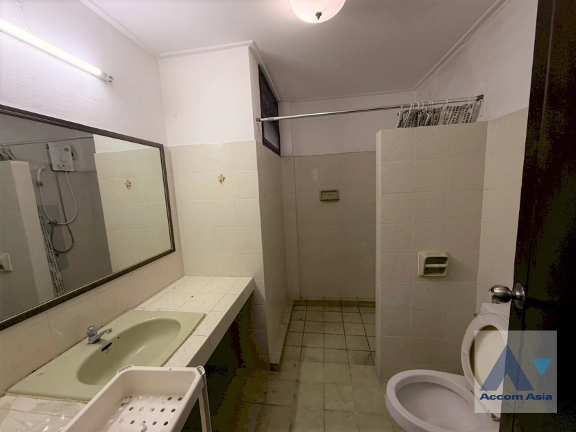 21  7 br Townhouse For Rent in Ramkhamhaeng ,Bangkok  AA44921