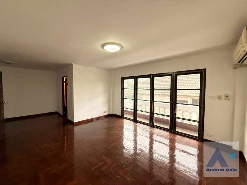 11  7 br Townhouse For Rent in Ramkhamhaeng ,Bangkok  AA44921