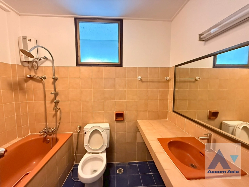 17  7 br Townhouse For Rent in Ramkhamhaeng ,Bangkok  AA44921