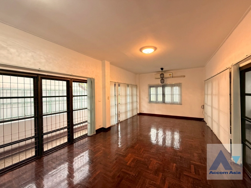 16  7 br Townhouse For Rent in Ramkhamhaeng ,Bangkok  AA44921