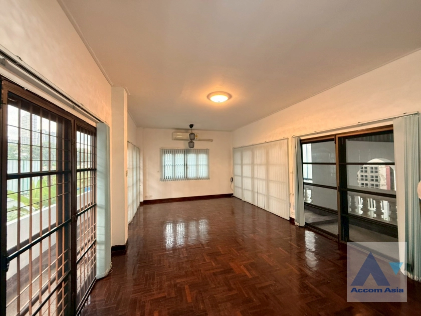 15  7 br Townhouse For Rent in Ramkhamhaeng ,Bangkok  AA44921