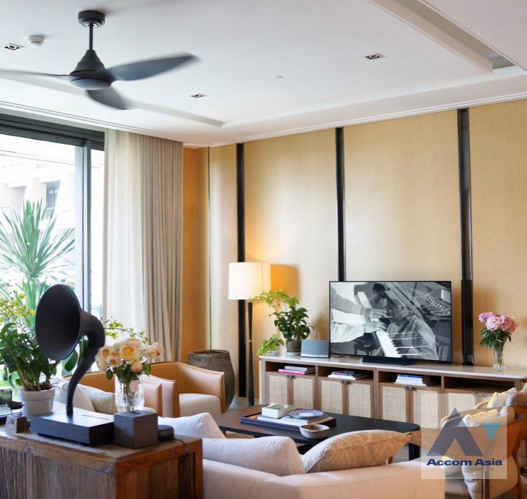 unit 3 Bedrooms  Condominium For Sale in Ploenchit, Bangkok  near BTS Chitlom (AA44952)