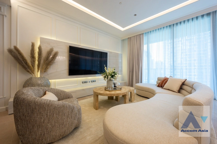 unit 3 Bedrooms  Condominium For Sale in Ploenchit, Bangkok  near BTS Chitlom (AA44954)