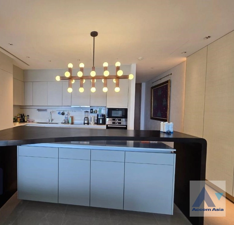 unit 3 Bedrooms  Condominium For Sale in Ploenchit, Bangkok  near BTS Chitlom (AA44963)