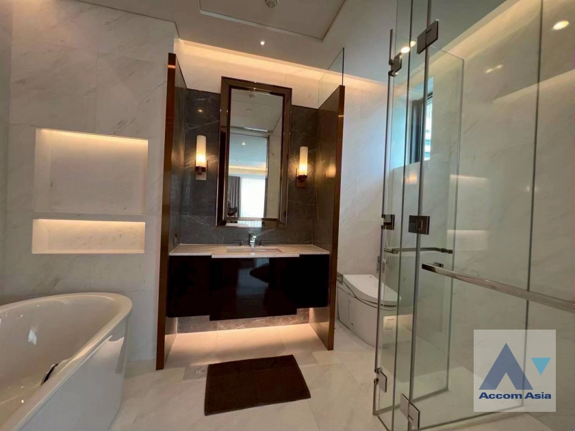 17  2 br Condominium For Rent in Ploenchit ,Bangkok BTS Ploenchit at Sindhorn Tonson AA44964