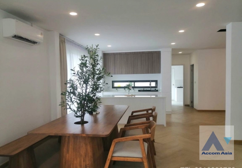 unit 2 Bedrooms  House For Sale in Pattanakarn, Bangkok  (AA44971)