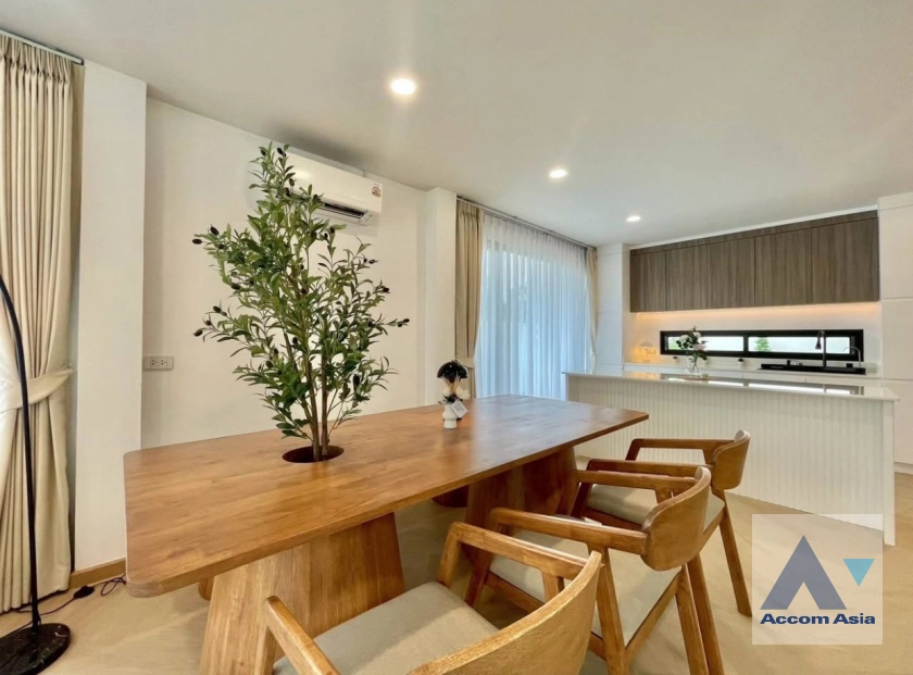 unit 2 Bedrooms  House For Sale in Pattanakarn, Bangkok  (AA44971)