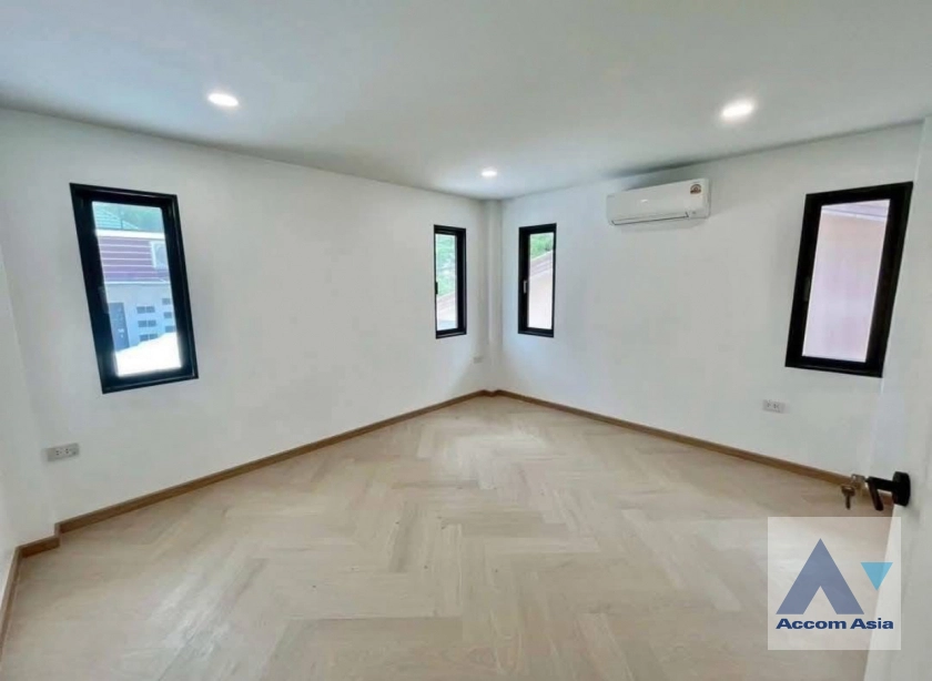 8  2 br House For Sale in Pattanakarn ,Bangkok  AA44971