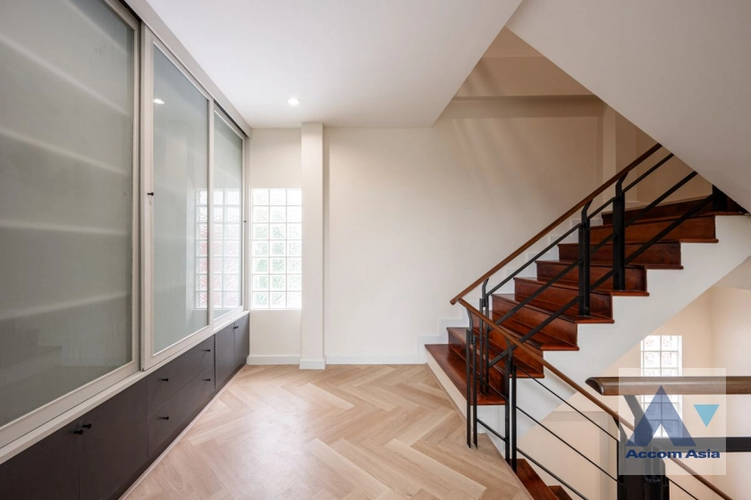 27  5 br House For Sale in Phaholyothin ,Bangkok BTS Mo-Chit AA44989