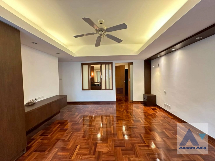 unit 3 Bedrooms  Condominium For Rent in Sukhumvit, Bangkok  near BTS Phrom Phong (AA44994)