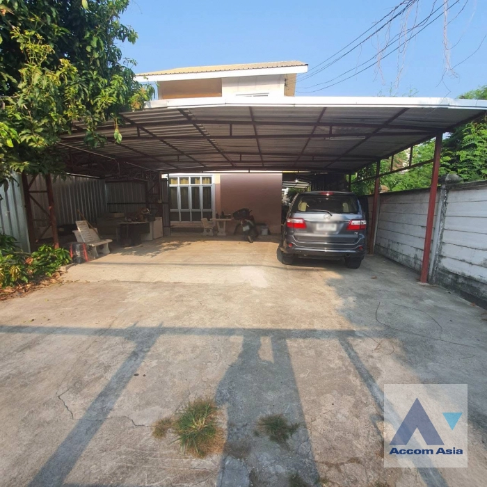 unit 4 Bedrooms  House For Rent in Phaholyothin, Bangkok  near BTS Saphan-Kwai (AA45009)