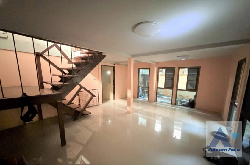  2  6 br House For Rent in Sathorn ,Bangkok BTS Saint Louis AA45010