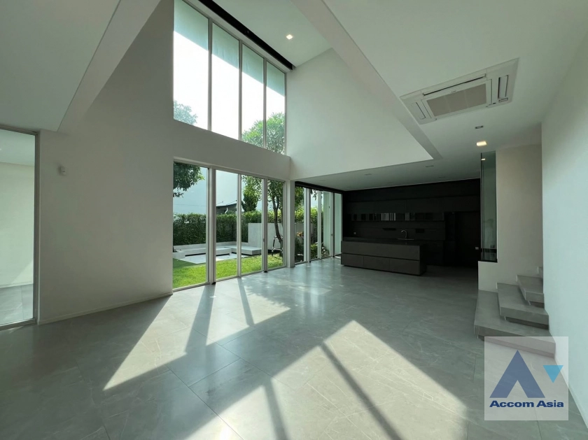 unit 4 Bedrooms  Townhouse For Sale in Bang Na, Bangkok  (AA45011)