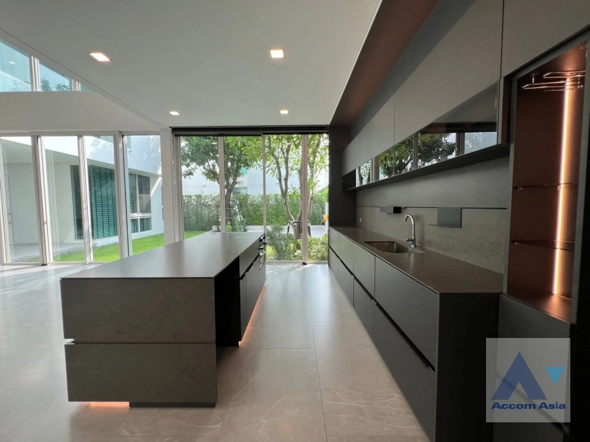 unit 4 Bedrooms  Townhouse For Sale in Bang Na, Bangkok  (AA45011)