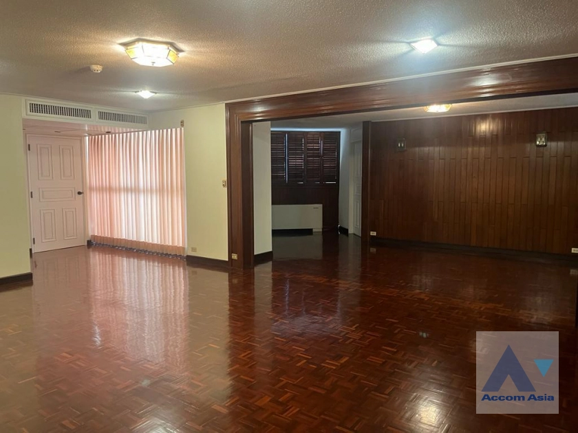 unit 3 Bedrooms  Condominium For Sale in Sukhumvit, Bangkok  near BTS Ekkamai (AA45012)