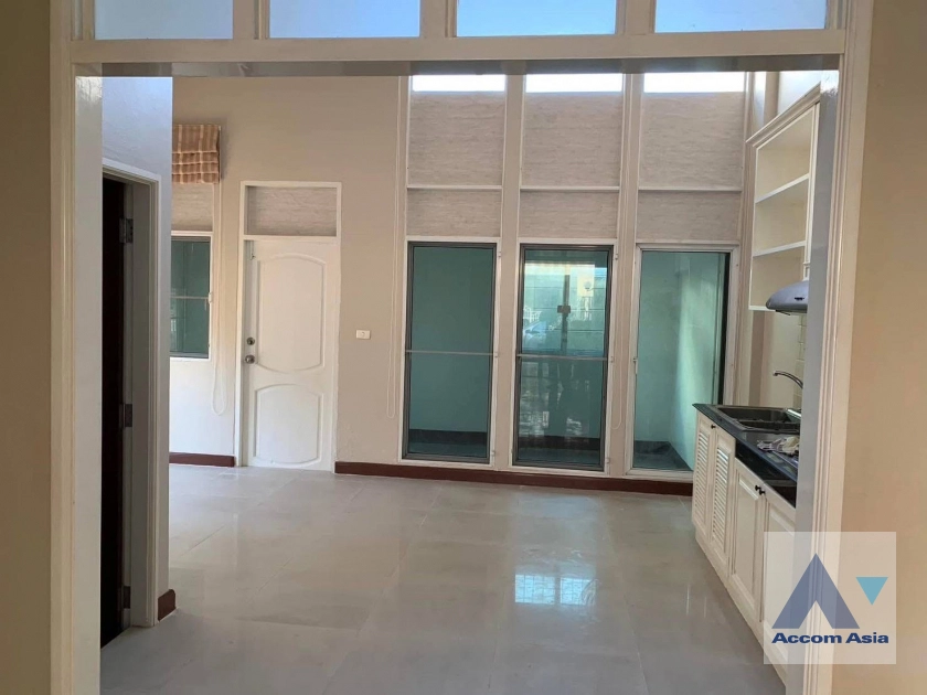 unit 4 Bedrooms  Townhouse For Rent in Sukhumvit, Bangkok  near BTS Udomsuk (AA45015)