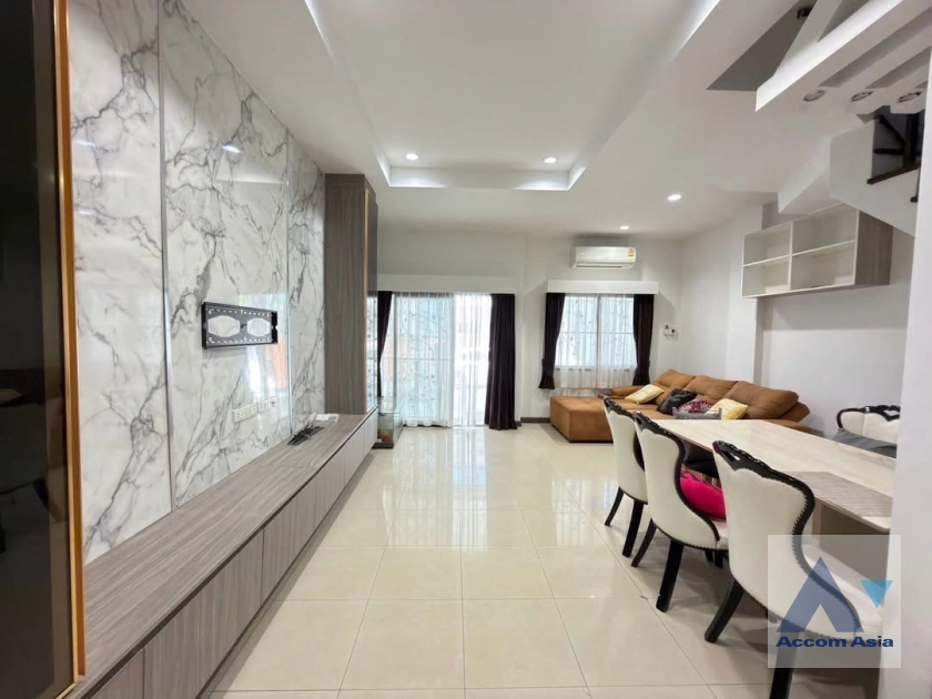  2  3 br House For Rent in Pattanakarn ,Bangkok  AA45025