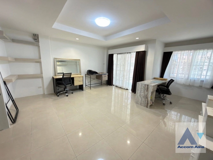 unit 3 Bedrooms  House For Rent in Pattanakarn, Bangkok  (AA45025)