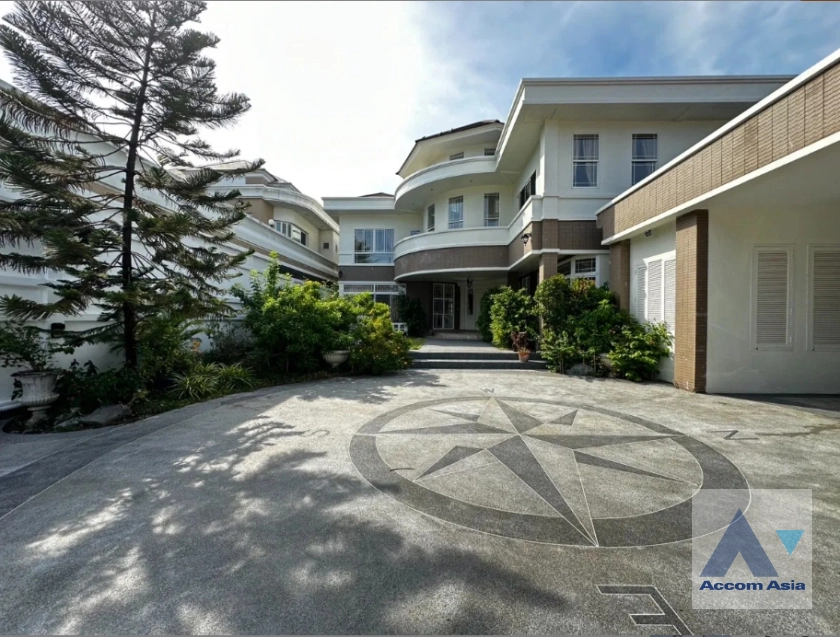 unit 5 Bedrooms  House For Rent in Lat Phrao, Bangkok  near MRT Lat Phrao (AA45038)