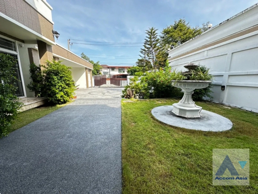 unit 5 Bedrooms  House For Rent in Lat Phrao, Bangkok  near MRT Lat Phrao (AA45038)