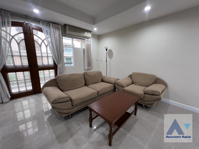 unit 3 Bedrooms  Apartment For Rent & Sale in Sukhumvit, Bangkok  near BTS Phrom Phong (AA45046)