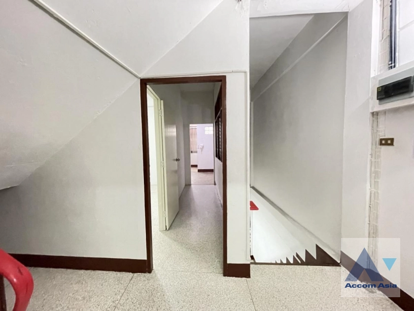 unit 7 Bedrooms  Townhouse For Rent in Ratchadaphisek, Bangkok  near MRT Sutthisan (AA45058)