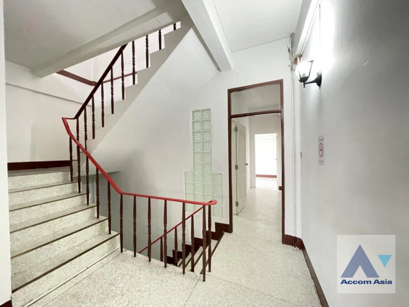 unit 7 Bedrooms  Townhouse For Rent in Ratchadaphisek, Bangkok  near MRT Sutthisan (AA45058)