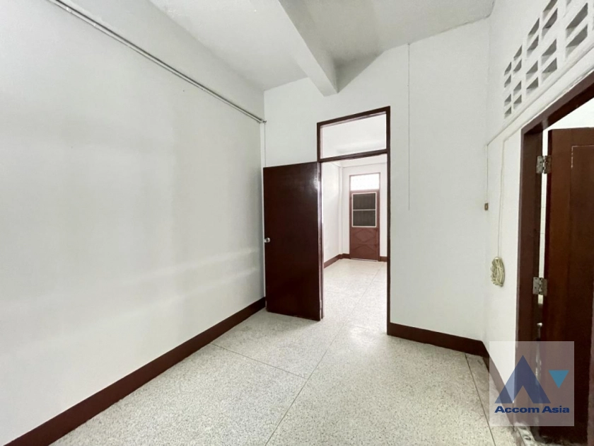 6  7 br Townhouse For Rent in Ratchadaphisek ,Bangkok MRT Sutthisan AA45058