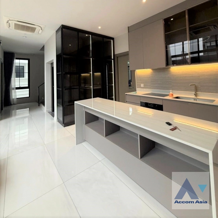 unitPrivate Swimming Pool |  4 Bedrooms  House For Rent in Pattanakarn, Bangkok  near ARL Ban Thap Chang (AA45067)