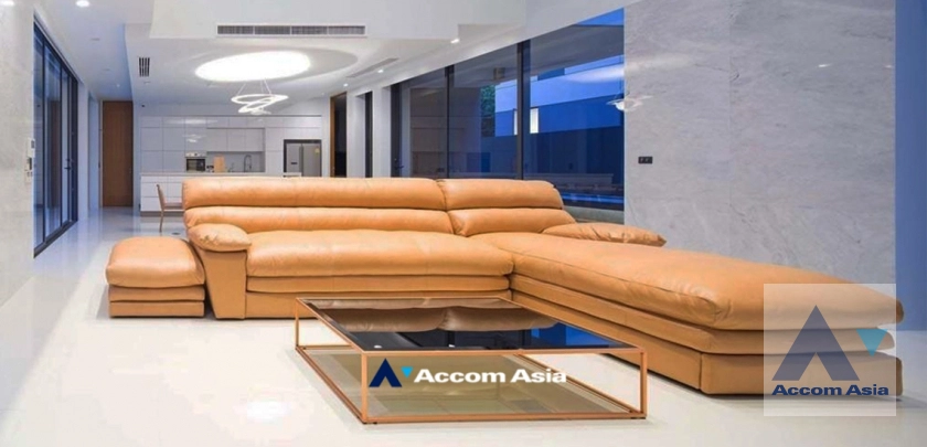  1  4 br House For Sale in Sukhumvit ,Bangkok BTS Ekkamai AA45087