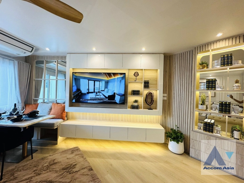 unit 3 Bedrooms  Condominium For Rent in Sathorn, Bangkok  near BTS Chong Nonsi - BRT Nararam 3 (AA45097)