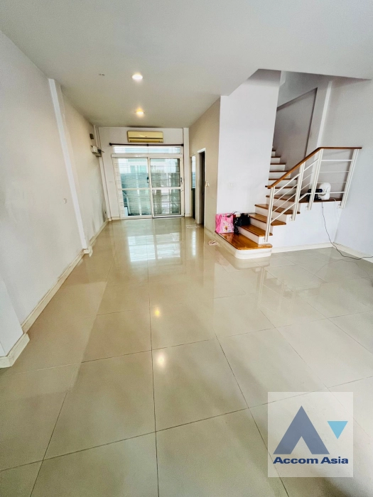 unitFully Furnished |  3 Bedrooms  Townhouse For Rent in Ratchadaphisek, Bangkok  (AA45098)