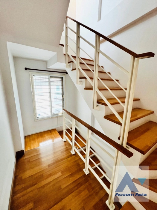 unitFully Furnished |  3 Bedrooms  Townhouse For Rent in Ratchadaphisek, Bangkok  (AA45098)